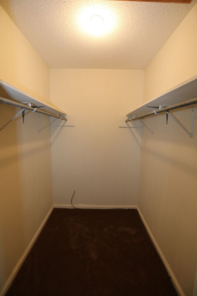 Building Photo - 2 Bedroom near Country Club