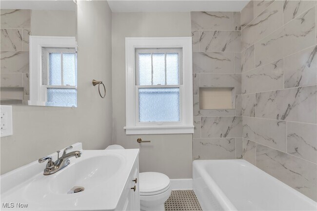 Building Photo - 1530 E 214th St