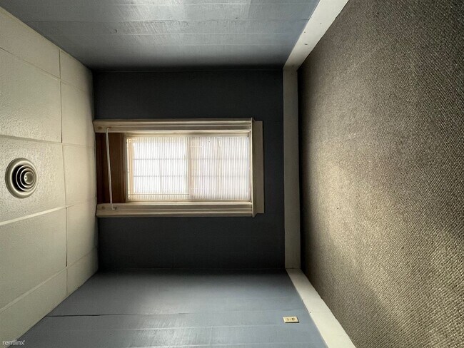 Building Photo - 1 br, 1 bath Triplex - 106 E Main St Apt A