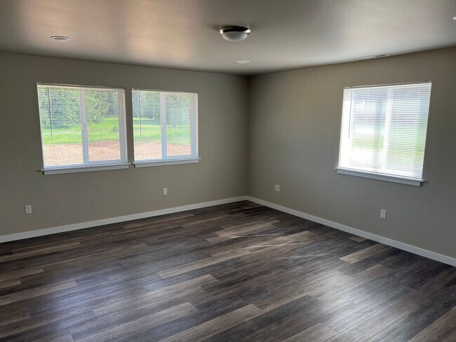 Building Photo - Country quiet, brand new house