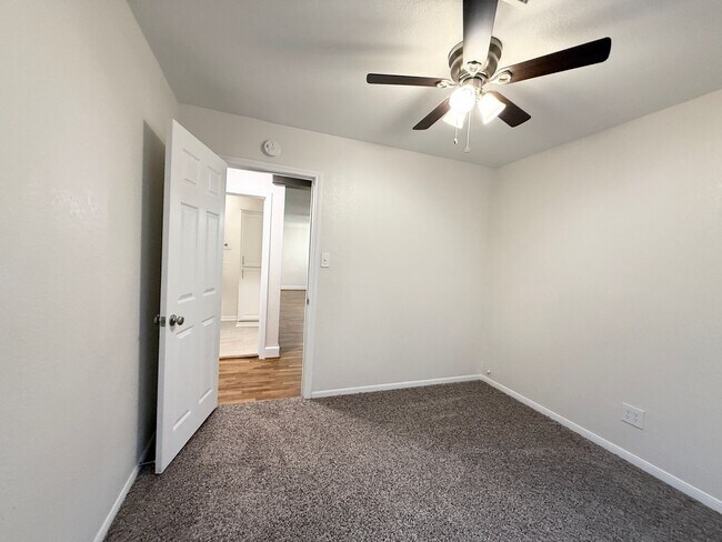 Building Photo - Adorable 3/1/1 Home on Giant Lot in Lake J...