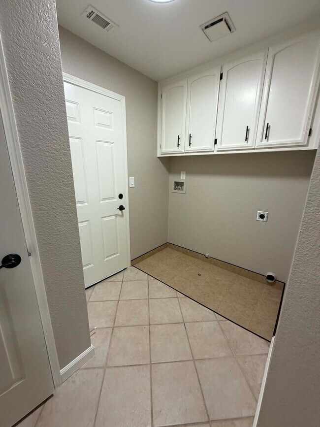 Building Photo - Beautifully Updated 3 Bedroom Home
