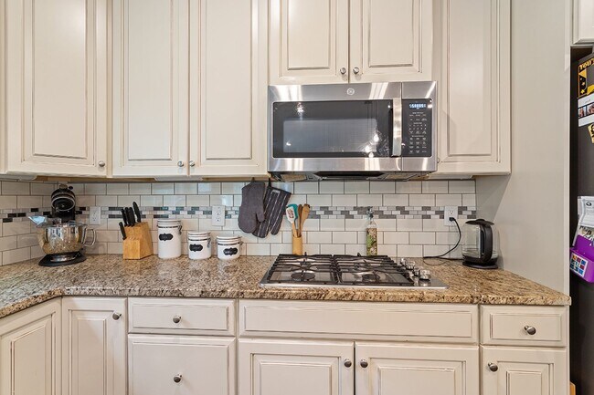 Building Photo - Luxurious 4 bedroom home in Jordan Pointe!