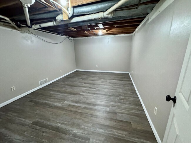 Building Photo - Spacious, Private Retreat in the Heart of the City