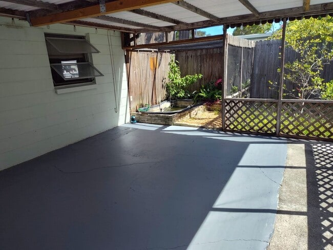 Building Photo - Quaint 2 bedroom 1 bath home with Florida ...