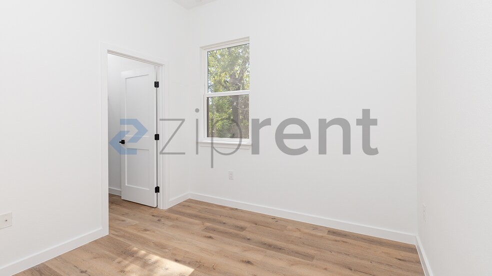 Building Photo - Unit