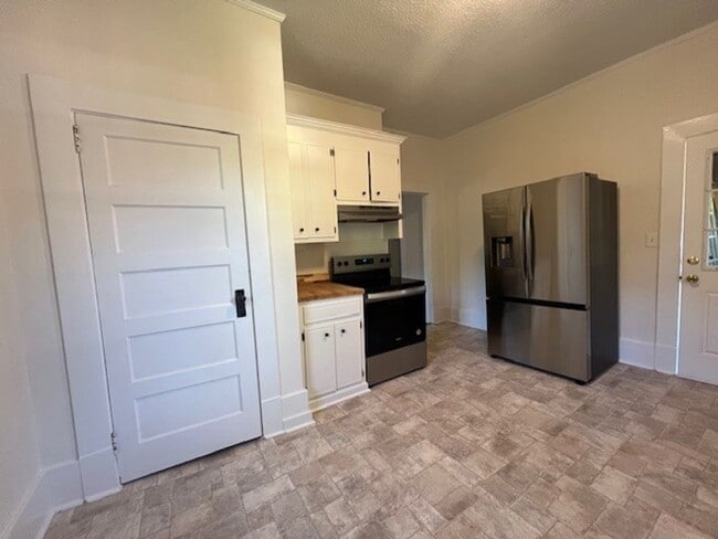 Building Photo - 3 Bedroom, 1 Bath Home
