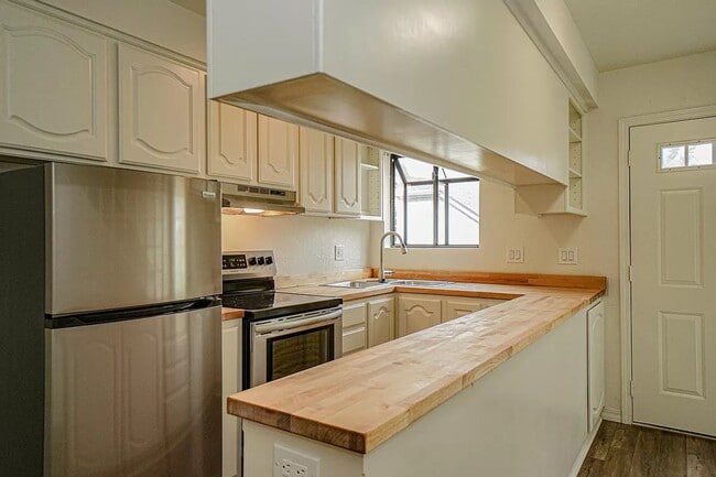 Building Photo - Two bedroom Townhouse near Ashland Community Hospital