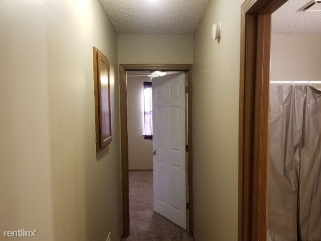 Building Photo - 2 br, 1.5 bath Townhome - 323 N. Madison