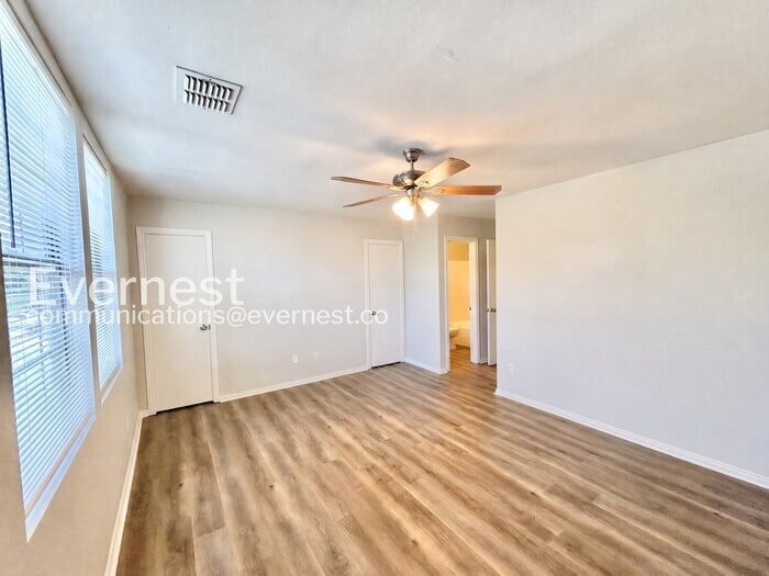 Building Photo - 230 Creek Cove Dr