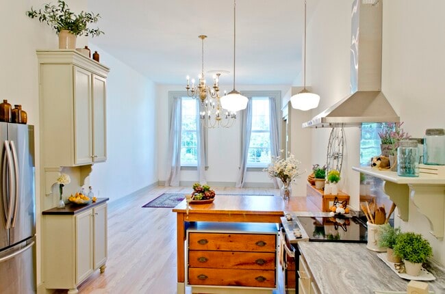 Building Photo - 29 E Main St