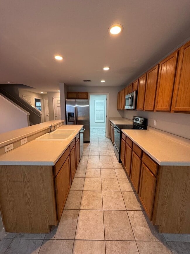 Building Photo - Avalon Park: 3 Bedroom, 2.5 Bath, 2 Car Garage Townhome