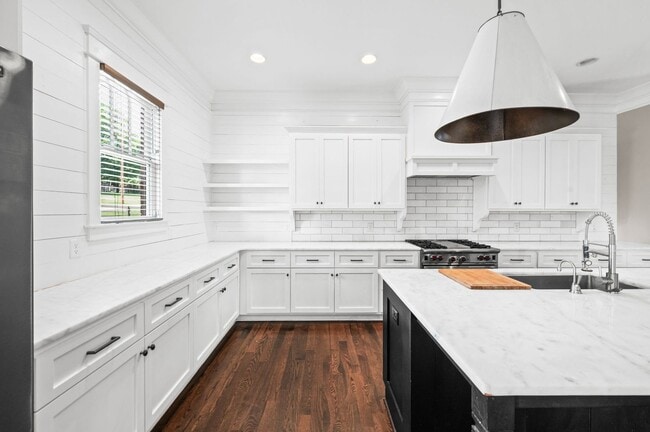 Building Photo - Stunning 4BE/3.5BA home in the heart of Gr...
