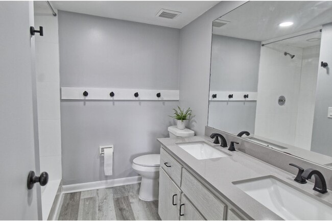 Building Photo - Gorgeous New Remodel! Pine Haven Condo in Bonita Springs!