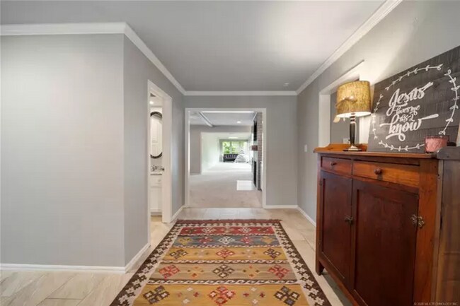 Building Photo - Incredible Ranch Style Home in Midtown!