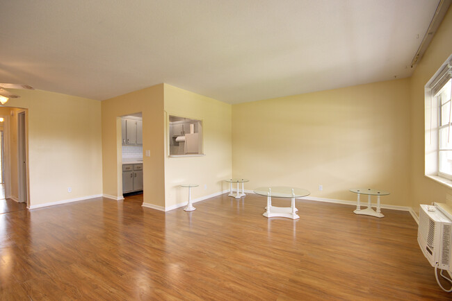 living room - 206 Easthampton I