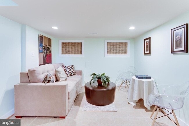 Building Photo - Gorgeous Rowhome Walking Distance to Colum...