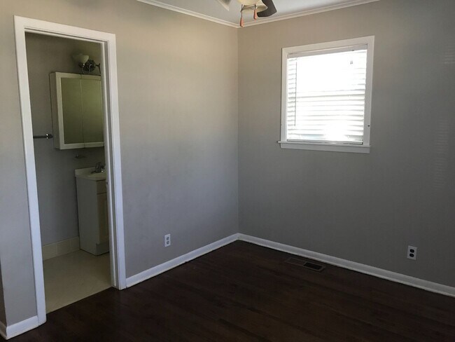 Building Photo - 3 bedrooms, 1.5 bath, close to Brookside restaurants, shopping and entertainment.