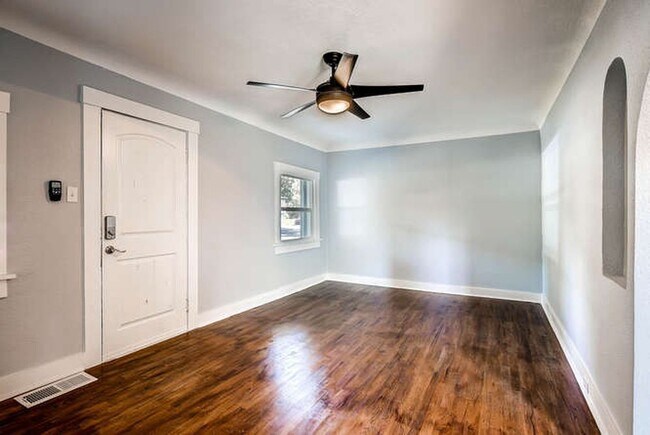 Building Photo - Wonderful Lakewood Home! Close to Light Rail