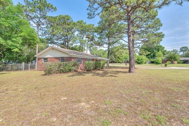 Building Photo - Updated Kitchen and Oversized Yard!