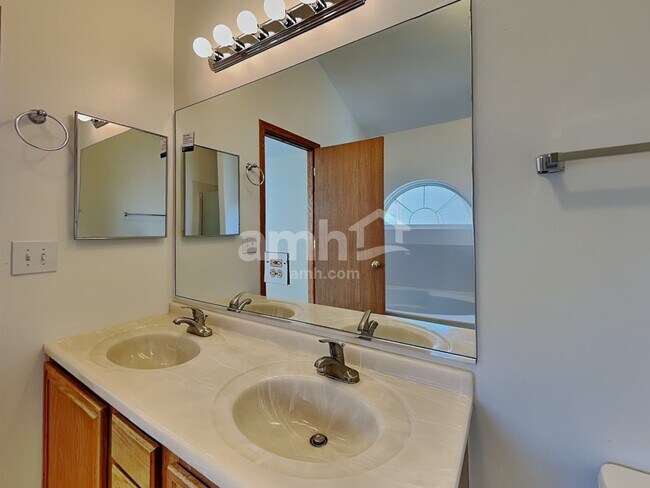 Building Photo - 2 Hastings Ct