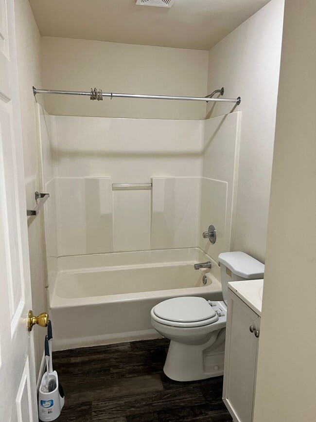 Building Photo - Charming 3BR Townhome