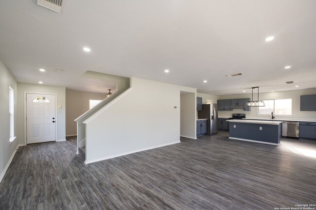 Building Photo - Beautiful, fully remodeled 3 bedroom, 2.5 ...