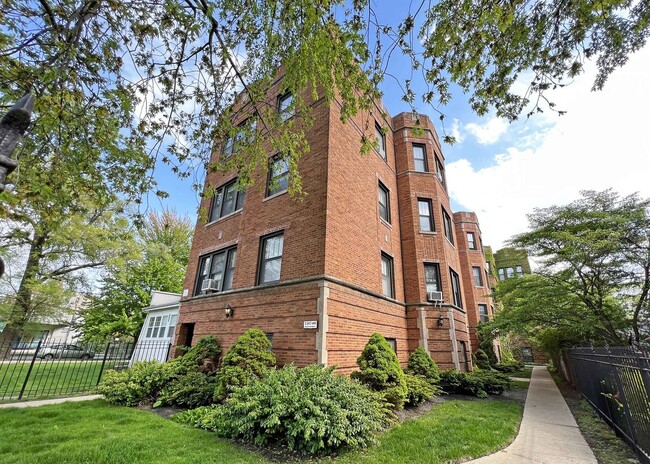 Primary Photo - 1509 W Sherwin Ave