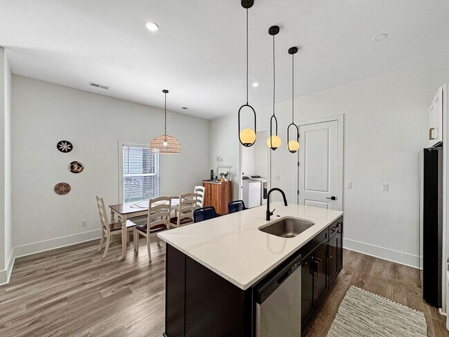 Building Photo - Newer Construction Meets Historic Cooper Young Charm • 5bd / 3ba
