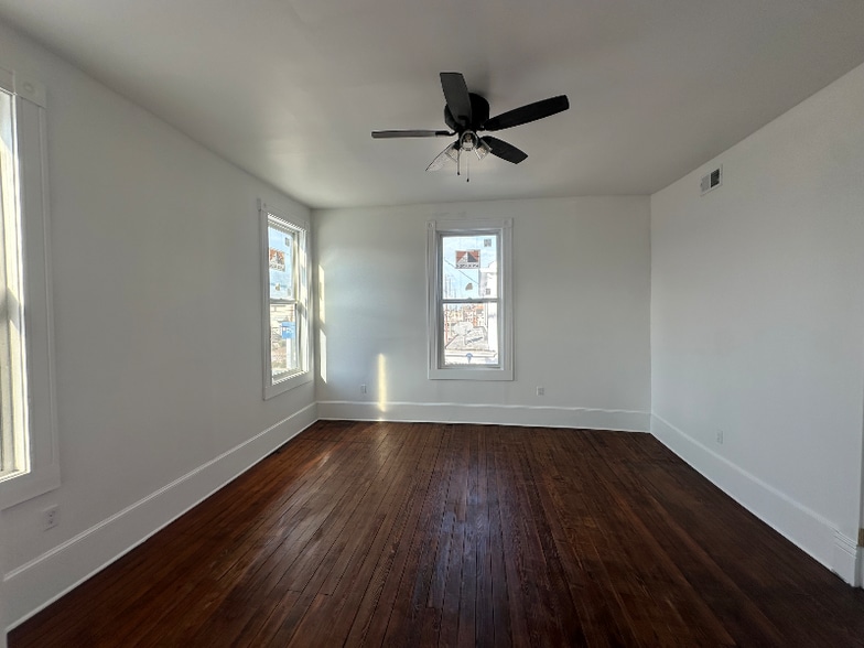 Building Photo - 2567 Bank St