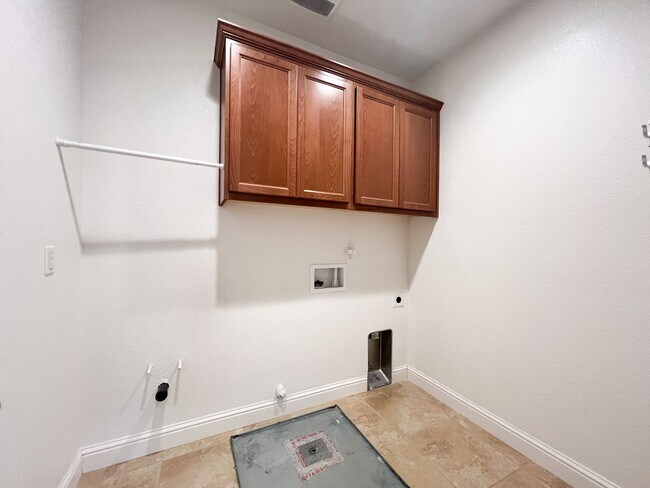 Building Photo - Spacious 4 Bd 3 Bath Home in Elk Grove