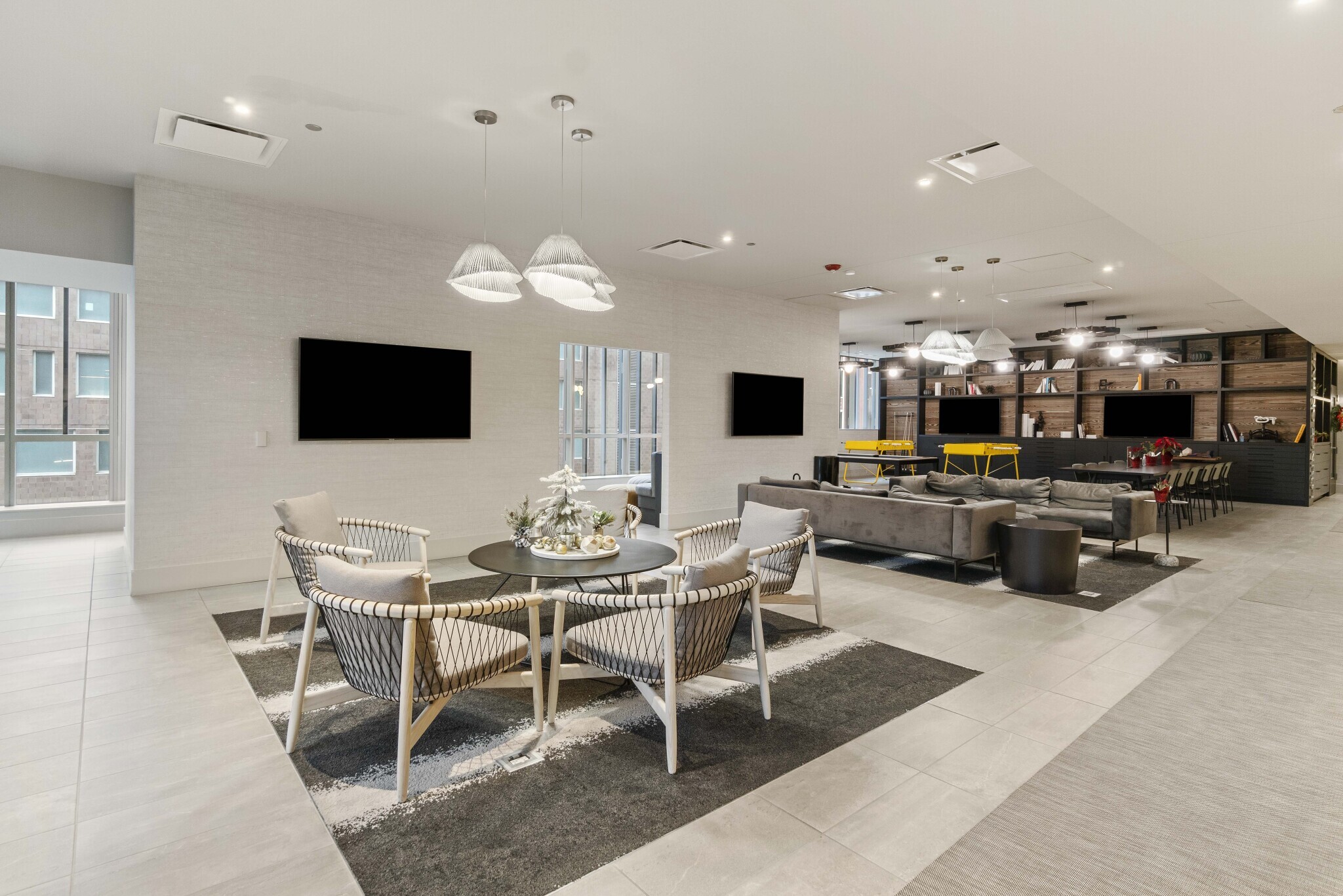 Building Photo - 635 S Clark St