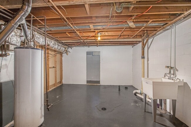 Building Photo - 2/1 Ranch Style Home