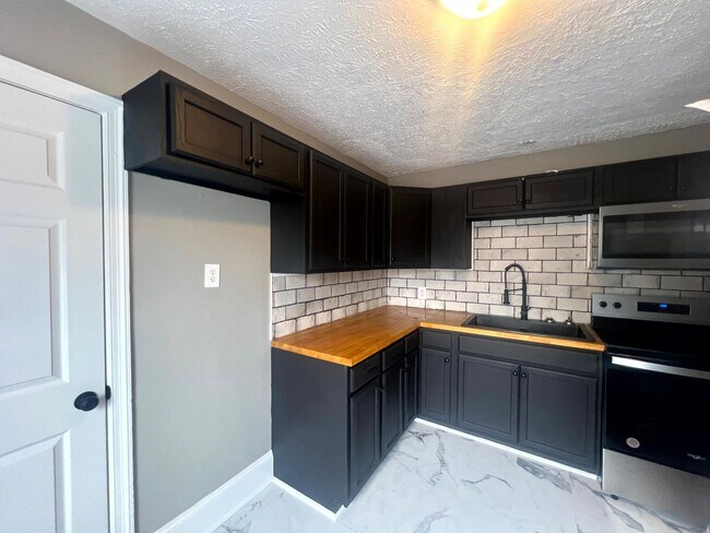 Building Photo - 124 Eastwood Ave