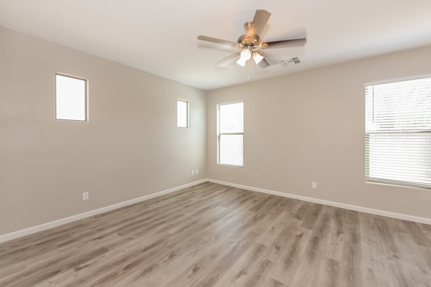Building Photo - 4505 W Pleasant Ln