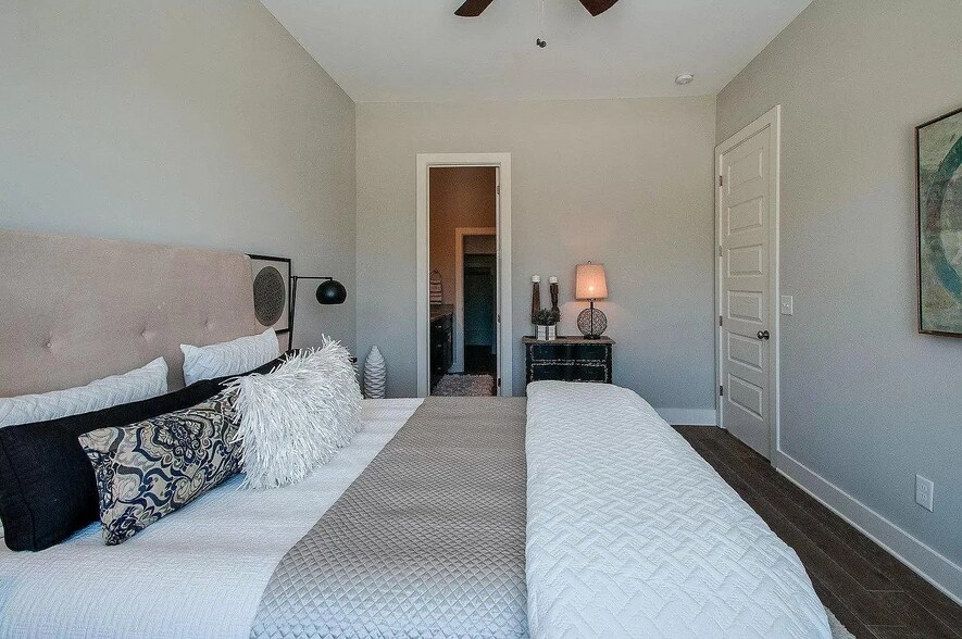 Building Photo - 552 Acklen Park Dr