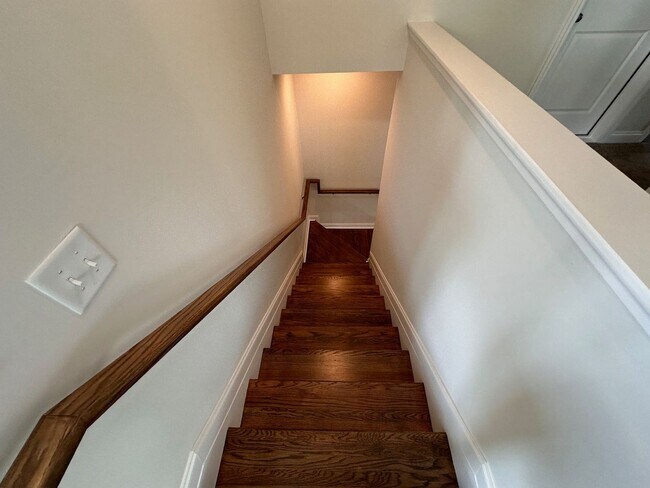Building Photo - 2024-Built Beautiful 4-Bedroom and 3.5 Bat...