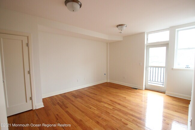 Building Photo - 1003 Bond St