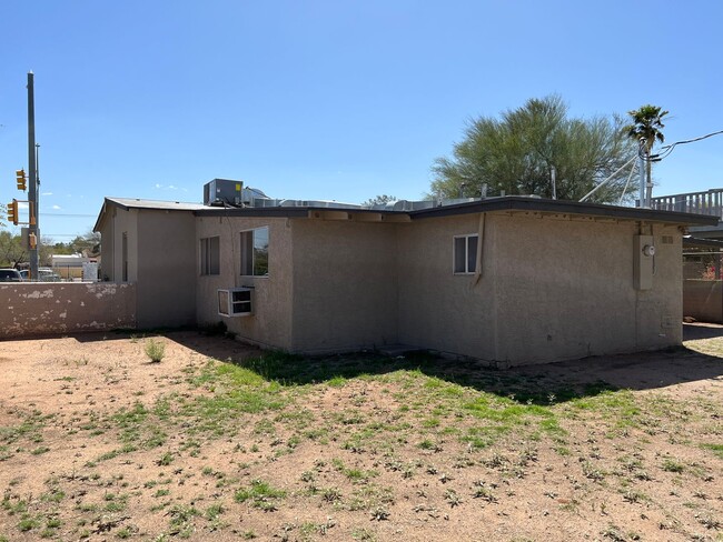 Building Photo - 3 Bedroom 2 Bath Home! close to the UofA!