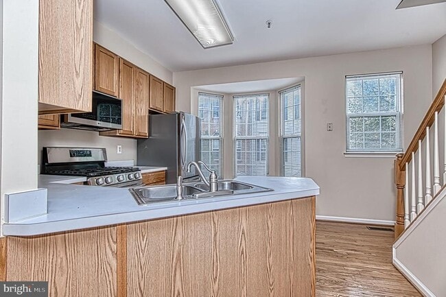Building Photo - 5832 Cowling Ct
