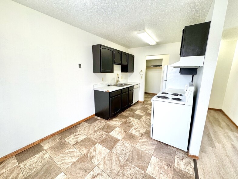 Building Photo - Block 32 Apartments