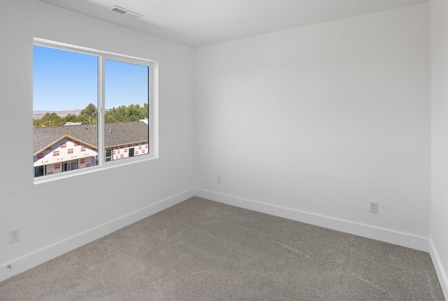 Building Photo - 225 265