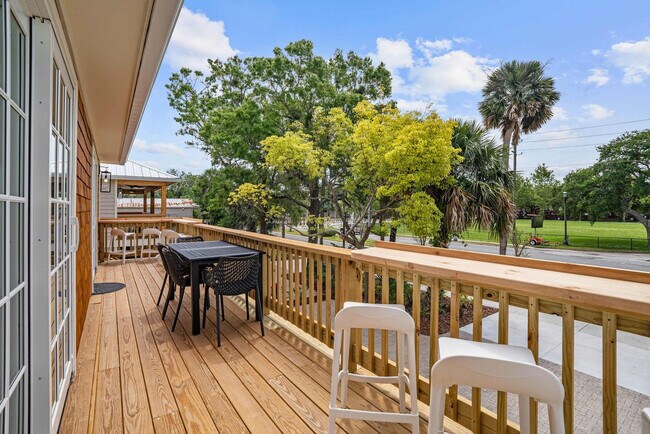 Building Photo - 30 W Castillo Dr