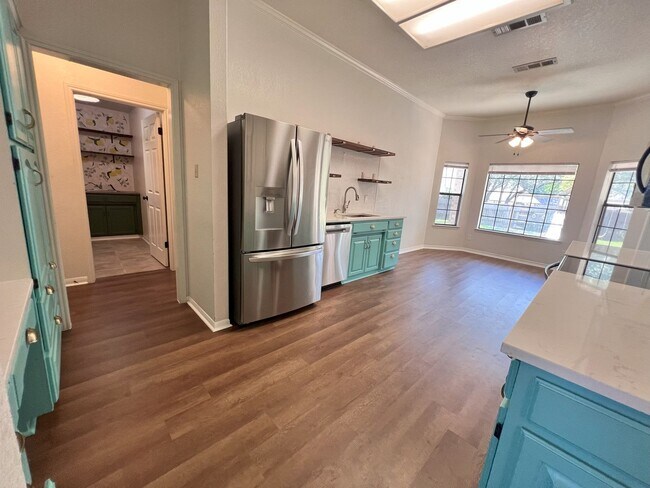 Building Photo - Gorgeous Craftsman home in well establishe...