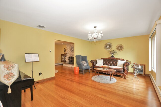 Building Photo - 11 Heaton Ct