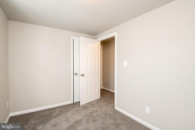 Building Photo - 3 Bed 1 Bath Renovated Townhouse