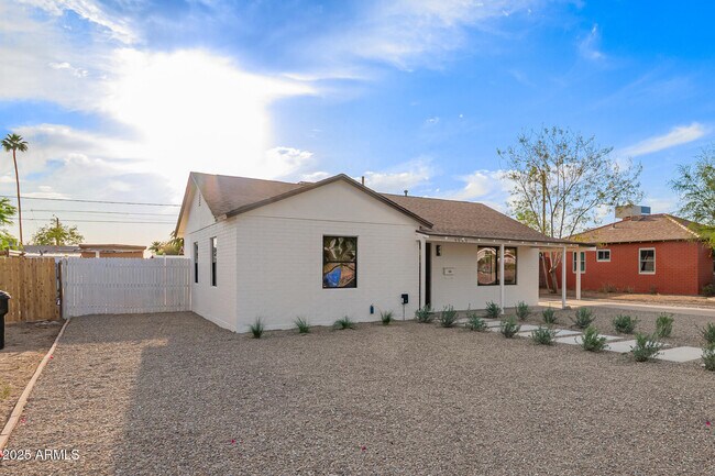 Building Photo - 9042 N 3rd Ave