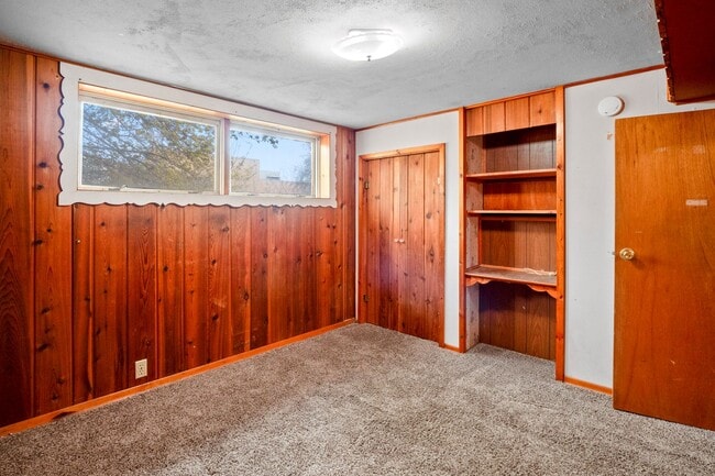 Building Photo - 4+ bed 2 bath available center of campus v...