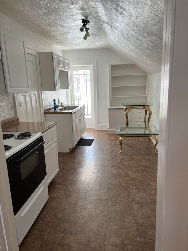 Building Photo - 737 Florence St