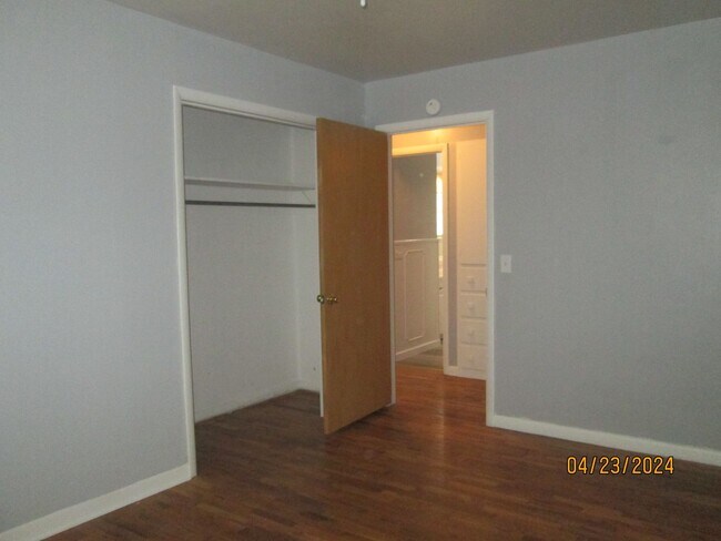 Building Photo - HOUSE -- 3 bedrooms, 2 bathrooms, Garage